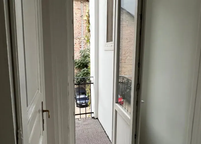 Rustic In Downtown Of בודפשט