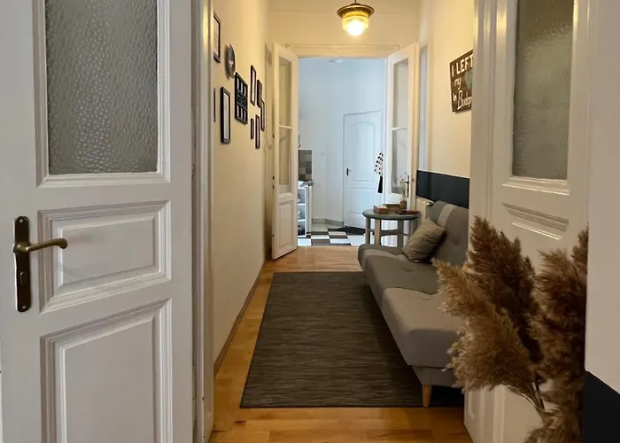 Rustic In Downtown Of Apartman *